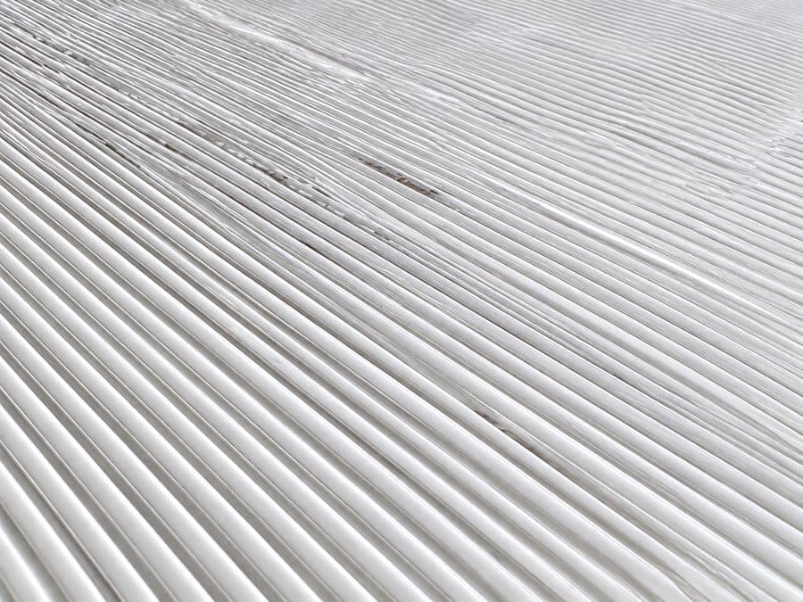 Textura del adhesivo CAVVA aplicado antes de colocar la lámina