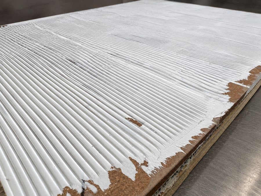 Textura del adhesivo CAVVA aplicado antes de colocar la lámina