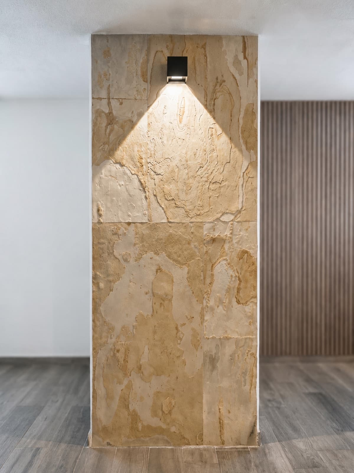 Columna con iluminación dirigida