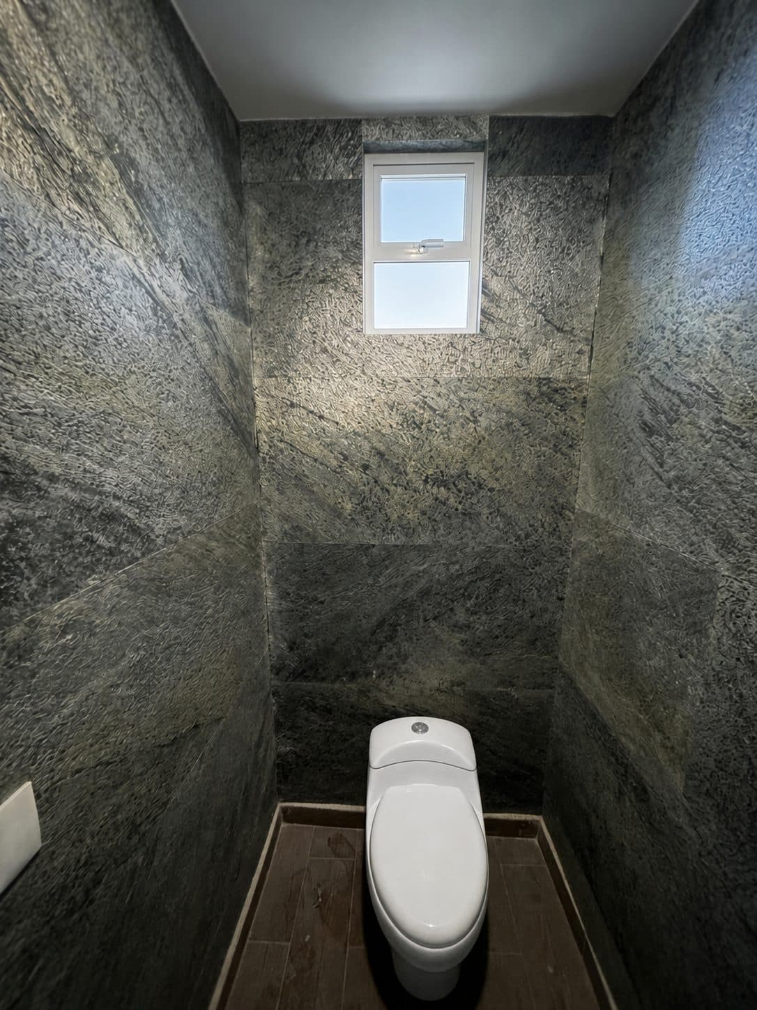Baño con acabado Gris Maya