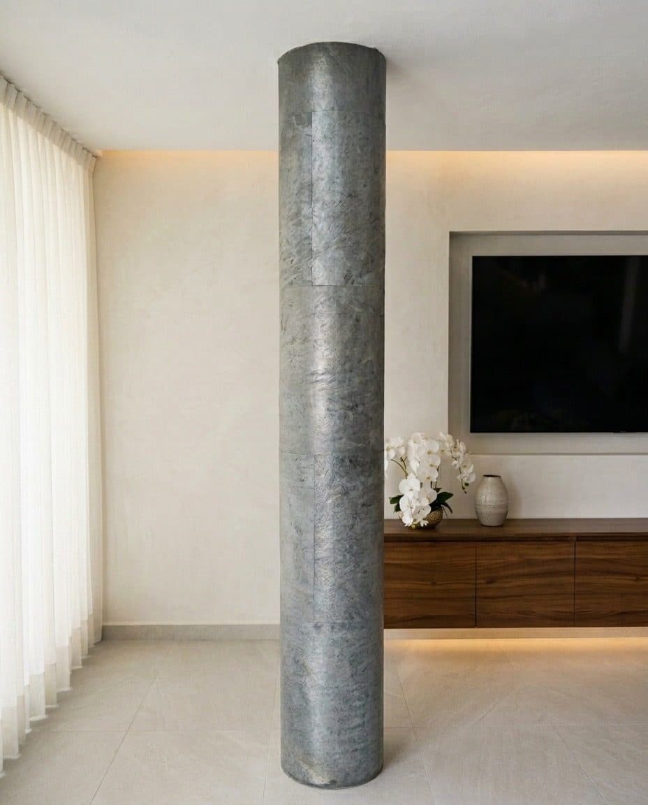 Columna en sala de TV